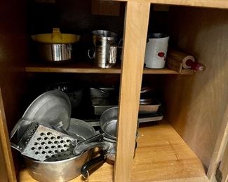 Assorted kitchen items 