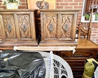 King size bed and matching bedroom furniture 