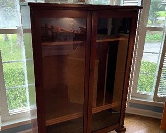 Very nice storage cabinet 