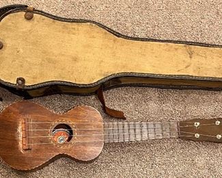 VINTAGE LYRA HAWAIIAN UKULELE IN CASE  