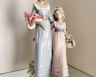 Lladro NO. 5.013 Hermanitas con flores  $125 or bid#2