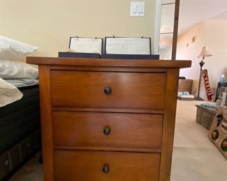 Side Dresser