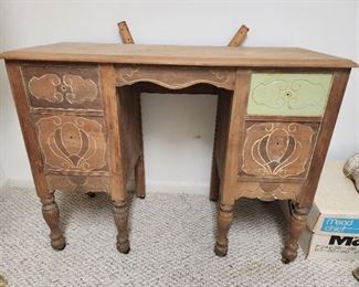 This piece does have the mirror (found after pics were done).