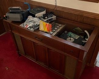 This vintage stereo unit works ... everything is working