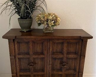 Vintage Heritage Entry Chest