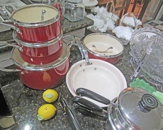 10 piece cookware set that appears unused