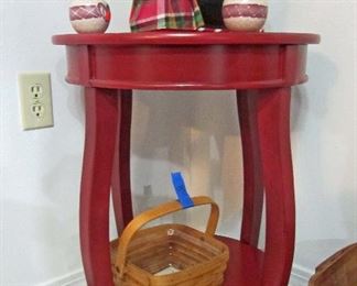 Round table with lower shelf and decorative accessories 