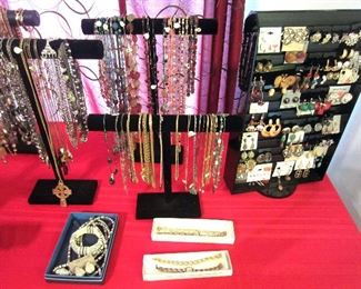 Some of a lot of costume jewelry and watches
