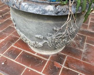 GREAT FLOWER POTS AND YARD ART