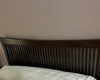 A better photo of the queen slatted headboard.