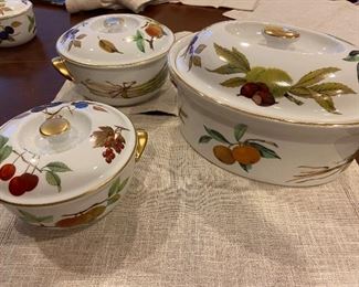 Royal Worcester Evesham Gold Fine Porcelain Made in England, 101 pieces