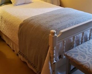 Trundle bed with mattress, linens, lamp