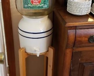 Mountain Valley Spring Water Crock, stand