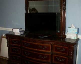 ***BIN*** ART Furniture 9 Drawer Dresser with Mirror