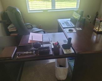 Corner desk in very good condition