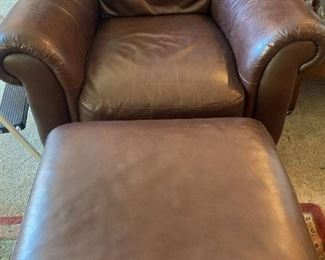 023M Leather Arm Chair Ottomon
