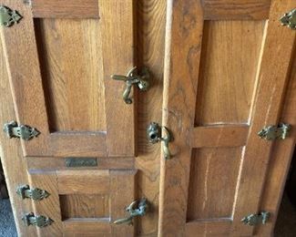 026m Gibsons Of Cambria Antique Oak Ice Box