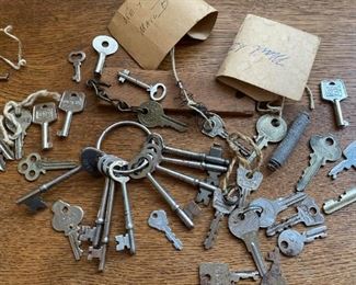 054m Vintage Keys