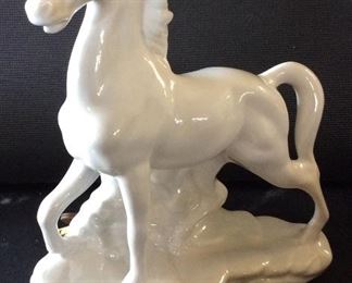 VTG. WHITE HORSE STALLION MADDUX TABLE LAMP