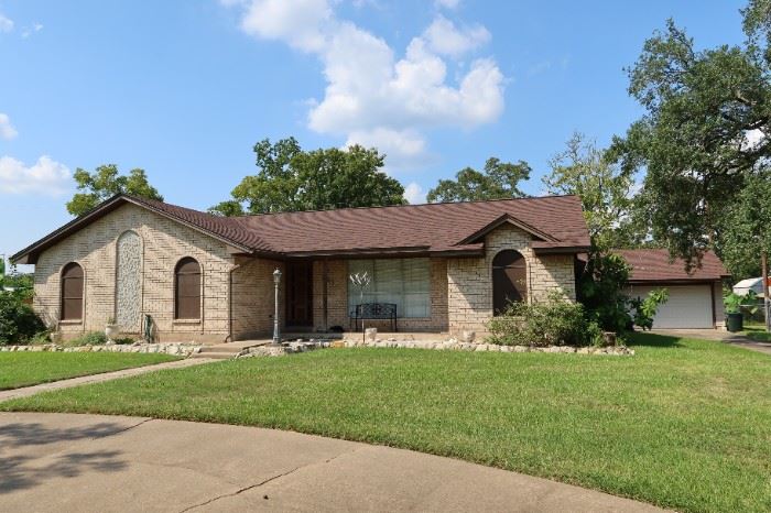 Very Clean House - Back Porch - Workshop - Garage Full!!