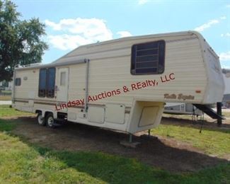 7/1991 Excel Knoble Esquire by Peterson Ind. Inc fifth wheel camper w/ gooseneck adapter, Ser# 4DLRV3324N1006107, approx 33ft, awning, propane, couch w/ 2 recliner seats, recliner,  Queen bed, Kitchen (includes: fridge/freezer, microwave, stove, oven, sink, etc), Full bathroom, washer/dryer unit, roof heat/air, **HAS TITLE**
**NEEDS A BATTERY**
**GOING TO NEED NEW TIRES**
**HAS BEEN SITTING INSIDE, HASN'T BEEN USED IN SEVERAL YEARS, CONDITION UNKNOWN**