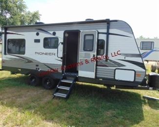 6/2020 Heartland Rec. Vehicles bumper pull camperMod: RD210 Pioneer, Vin# 5SFPB2627ME443023, 7000lb GVWR, 
approx 26ft, **HAS TITLE**, **THIS CAMPER IS A 2020 BUT HAS NEVER BEEN USED, THE GENTLEMAN THAT BOUGHT THIS DIED A MONTH AFTER GETTING IT AND NEVER USED IT**, has a power awning w/ lights, outdoor speakers, electric jacks, propane, has NIB camper cover, tv, radio, table w/ bench seats, leather sofa sleeper, Kitchen (fridge/freezer, stove, oven, microwave), roof heat/air, Queen bed, Full bath, New towels, New dishes/flatware, New bedding, 2 New dog beds (28" x 20"), 2 New dog leads (12' & 20'), 2 New stakes for dog leads, 2 indoor/outdoor rugs (6' x 8'), Rear/Doorway Camera, rear storage rack w/ spare tire 
**VERY CLEAN, VERY NICE**