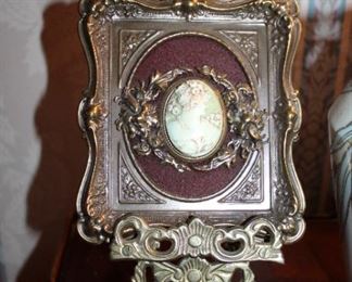 FRAMED CAMEO