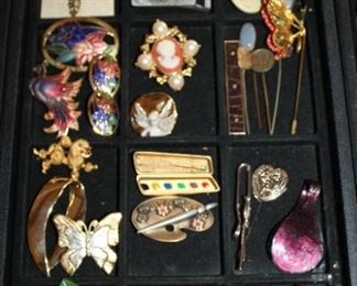 EARRINGS/BROOCHES