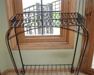 BLACK METAL PLANT STAND