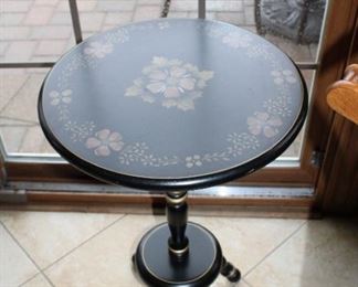BLACK ACCENT TABLE