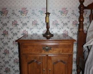 ETHAN ALLEN NIGHTSTAND, LAMP