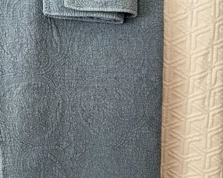 Quilt w/shams & sculpted blanket