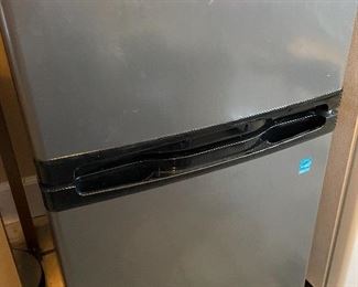 Small refrigerator w/top freezer