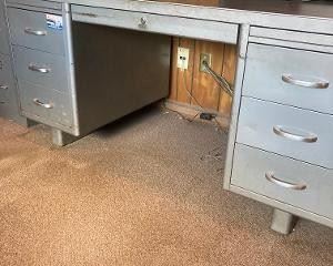 Metal desk 4 5ft x 2.5ft