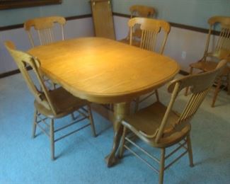 Oak table w two 18" leaves and 6 chairs