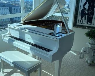 White Baby Grand Piano Yamaha C1 6212666