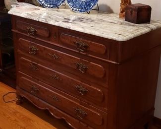 Mable Top chest with 5 drawers.