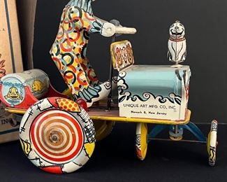 Unique Vintage 1950's Artie Clown Crazy Car Vintage Wind Up Tin Litho Toy
Unique Vintage 1950's Artie Vintage Wind Up Tin Litho Clown. A rare version of this clown with his ears in place! Comes with the box which has some wear.
