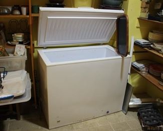Lift top freezer chest