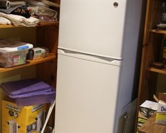Apartment size fridge / freezer