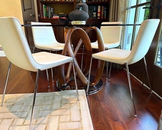 * Scott & Cooner ‘Porada Infinity’ Glass top Table with four white Leather Chairs