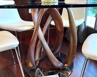 * Scott & Cooner ‘Porada Infinity’ Glass top Table with four white Leather Chairs