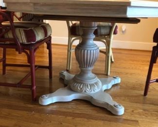 Detail pic, pedestal table with 3 leaves. 