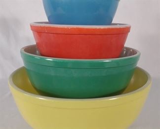 Vintage Pyrex Nesting Mixing Bowl Set