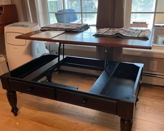 Expandable coffee table 