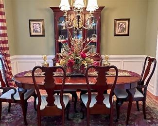 Sumter Cabinet Company Queen Anne Cherry Dining Room Table with 4 chairs and 2 arm chairs