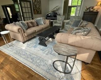 Large hand-knotted vintage rug. 10'x14'