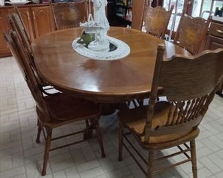 Great dining room table and chairs