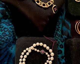 Beautiful Graduating Pearl Necklace gold clasp + sapphires and rubies