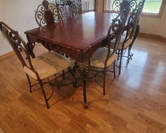 SOLID WOOD TABLE WITH IRNATE METAL LEGS, 6 CHAIRS & 1 LEAF